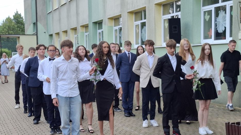 Tego zakończenia roku szkolnego nie zapomną ósmoklasiści ze Szkoły Podstawowej nr 1 w Skierniewicach. Zanim weszli do budynku szkoły zatańczyli Poloneza na dziedzińcu.