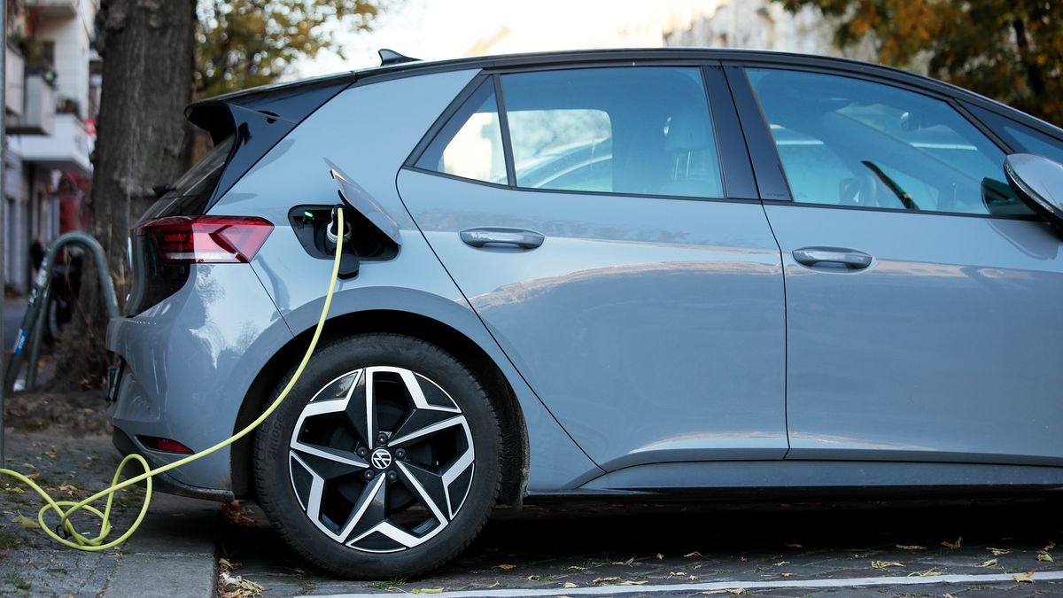 BERLIN, GERMANY - OCTOBER 29: An electric VW ID. 3 car charges at a public charging station on October 29, 2021 in Berlin, Germany. Berlin, along with most of Germany's large cities, is seeking to vigorously expand its number of public electric car charging stations both to meet growing demand and to meet environmental goals. (Photo by Carsten Koall/Getty Images)