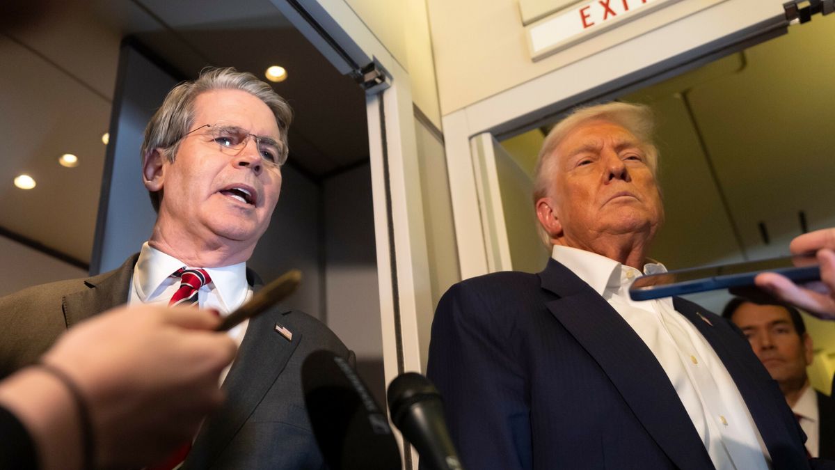 Sekretarz skarbu Scott Bessent (L) i prezydent Doland Trump (P)