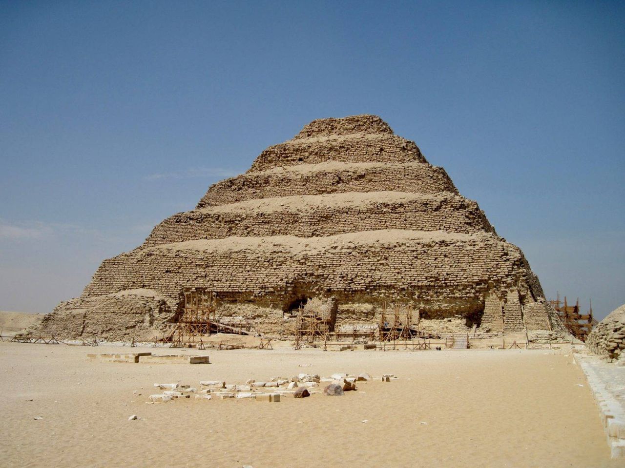 Piramida Dżesera w Sakkarze.