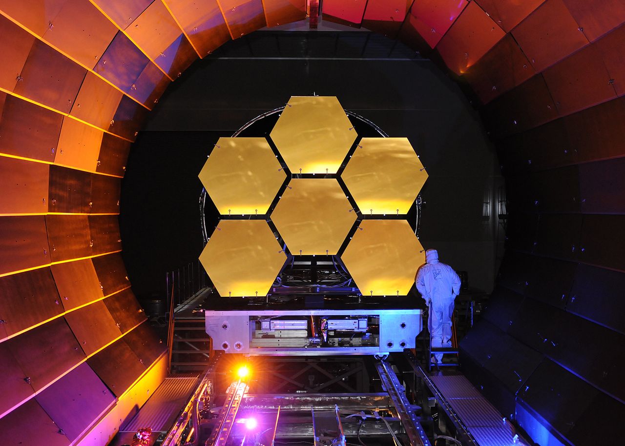 Jak Kosmiczny Teleskop Jamesa Webba przesyła ogromne zdjęcia na Ziemię?