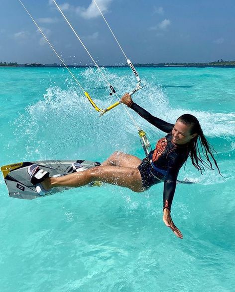 Kinga Rusin surfuje po oceanie i czeka na wywiad royalsów