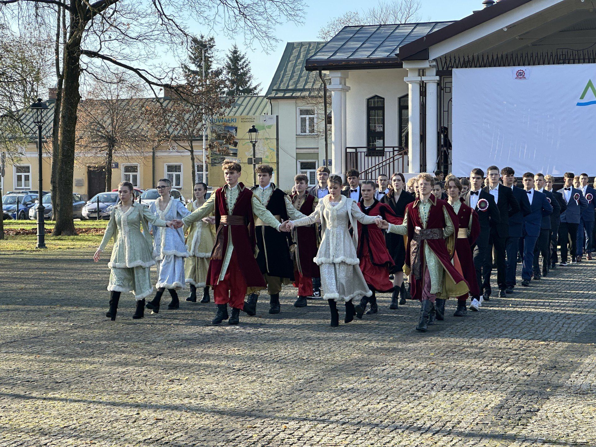 Poloneza dla Niepodległej zatańczyli uczniowie ZST w Suwałkach