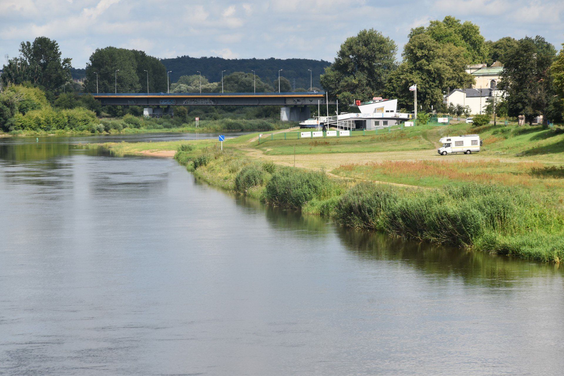 Plac nad Wartą przy Wale Okrężnym właściciele kamperów wskazują jako miejsce do zatrzymania się w Gorzowie.