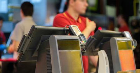 Pracuje w sieci fast food. Mówi, jak traktują ją klienci