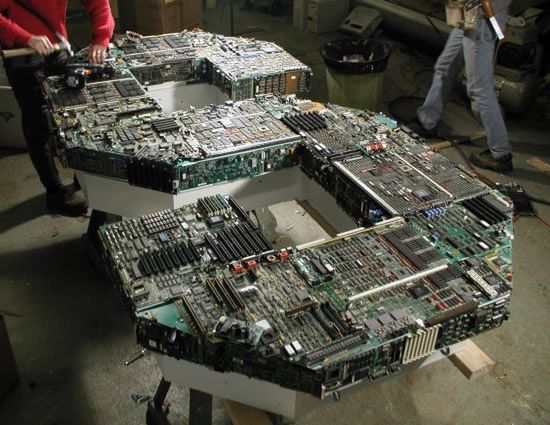 Niesamowita sztuka ze zużytej elektroniki 1