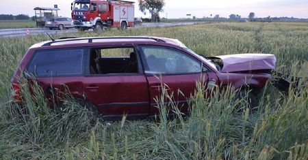Kierowca dachował w przydrożnym rowie