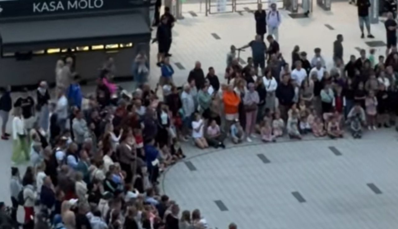 Sceny w Kołobrzegu. Zebrał się tłum