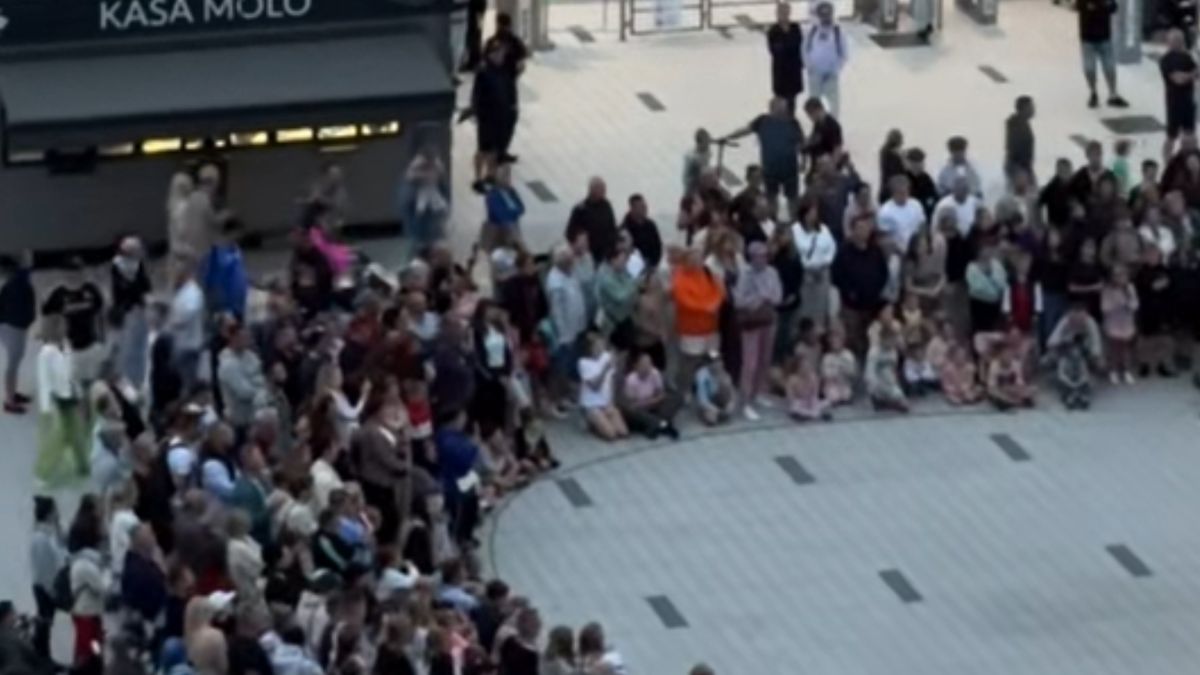 Tłum przed molo w Kołobrzegu.