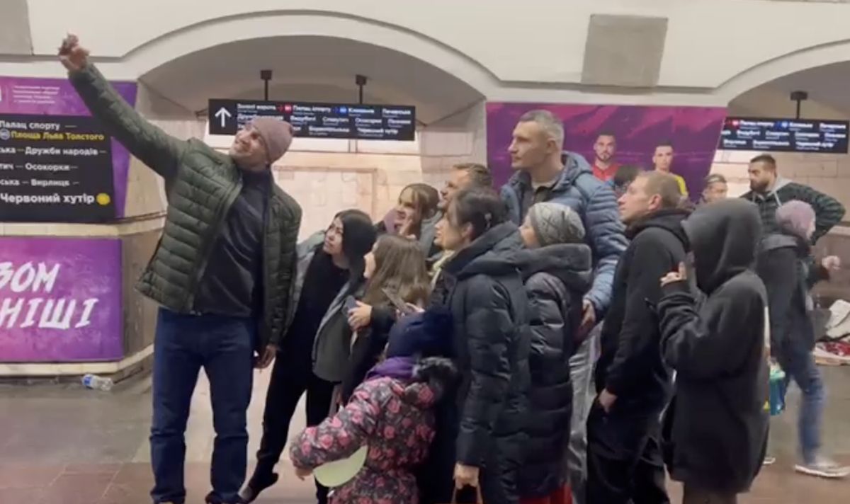 Wojna w Ukrainie. Bracia Kliczko postanowili odwiedzić chroniących się w kijowskim metrze