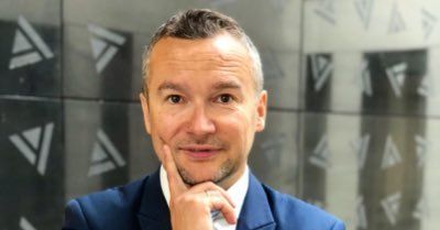 Z głową w dół, czyli o zaniku kluczowych kompetencji [OPINIA]