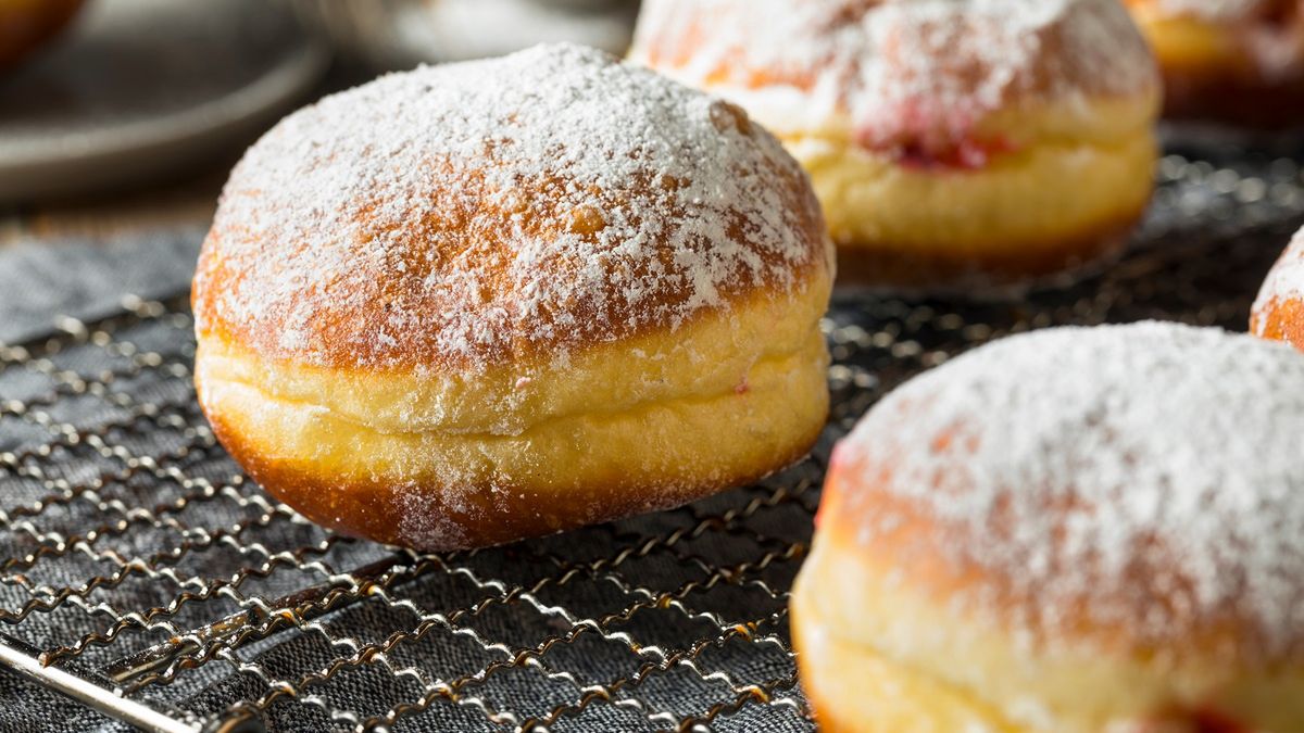 Holendrzy do pączków dodają dwa sekretne składniki. Wychodzą obłędne