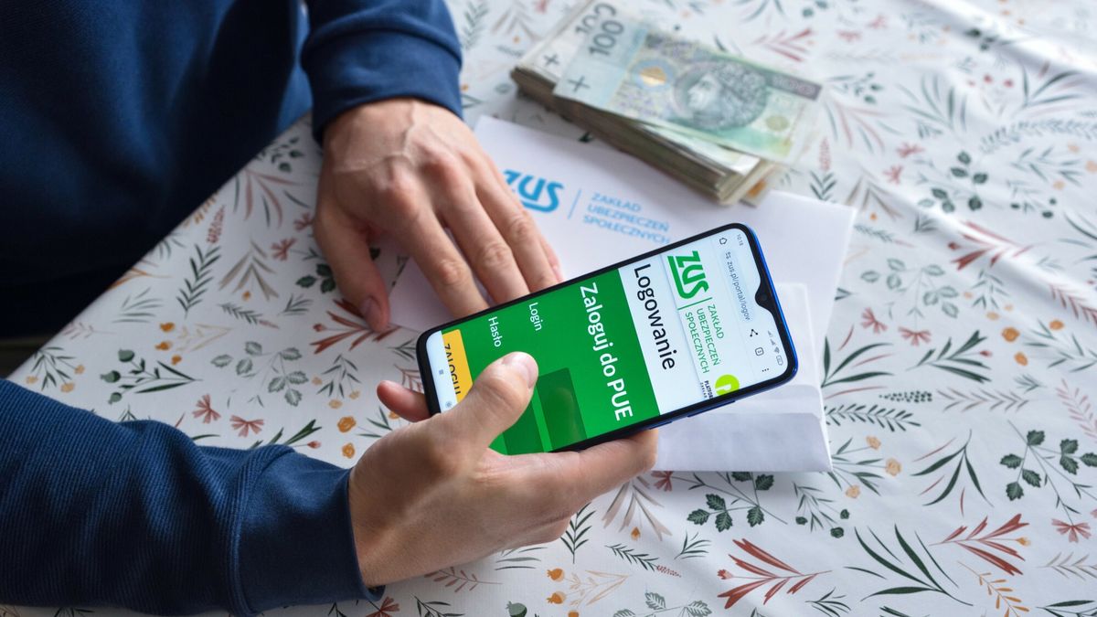 Stock Bart?omiej Magierowski
Fot. Bartlomiej Magierowski/East News. Wroclaw 8.11.2023. Zdjecie ilustracyjne - finanse, skladki ZUS. N/z: pieniadze, smartfon i strona logowania ZUS.
Bartlomiej Magierowski