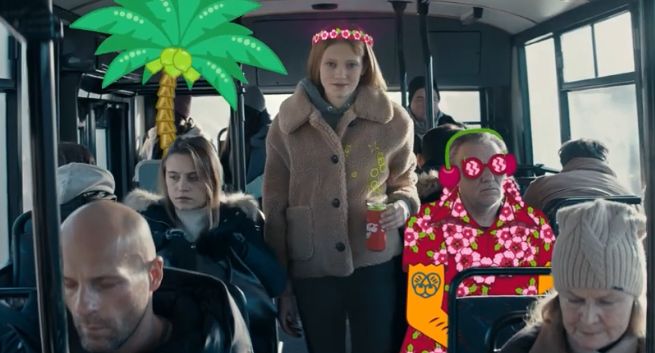 Coca-Cola Cherry po roku wróciła do sprzedaży, reklamują ją nastolatki odkrywające lato zimą (wideo)