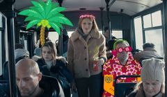 Coca-Cola Cherry po roku wróciła do sprzedaży, reklamują ją nastolatki odkrywające lato zimą (wideo)