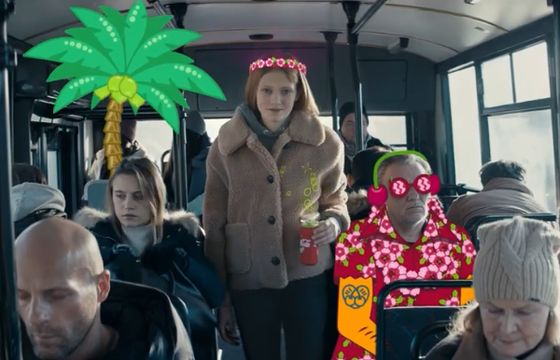 Coca-Cola Cherry po roku wróciła do sprzedaży, reklamują ją nastolatki odkrywające lato zimą (wideo)