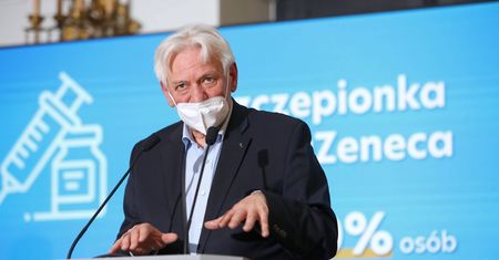 Koronawirus. Koniec z obowiązkowymi maseczkami w pomieszczeniach? Wymowny gest prof. Horbana