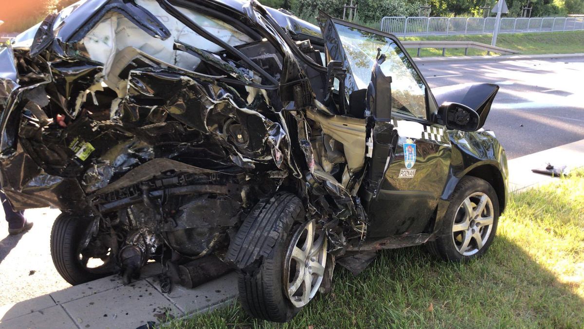 Zmiażdżona taksówka po wypadku w Poznaniu, w którym zginęli 16-latek kierujący audi i 21-letni kierowca taxi. Fot Wielkopolska Policja/