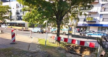 Warszawa: Agresor w autobusie. Spsikał pasażerów gazem, wysiadając pchnął mężczyznę z akordeonem mówiąc “nie będzie mi tu żaden murzyn wchodził do autobusu”