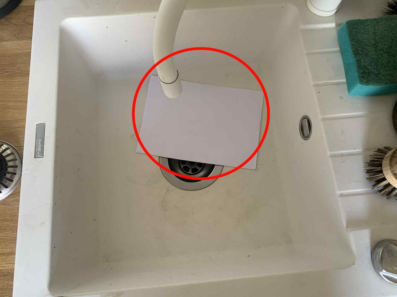 Przed urlopem połóż kartkę w zlewie. Po powrocie sobie podziękujesz