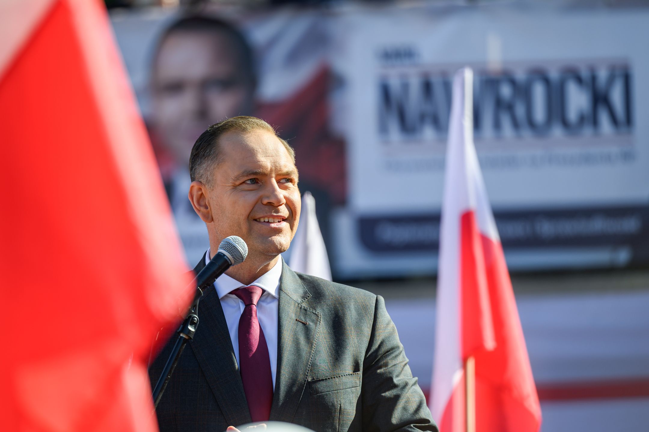 Gorlice, 30.05.2025. Wybory Prezydenta RP 2025 - kampania przed II turą. Kandydat Komitetu Obywatelskiego w zbliżających się wyborach na fotel prezydenta RP, popierany przez Prawo i Sprawiedliwość prezes Instytutu Pamięci Narodowej Karol Nawrocki podczas spotkania z mieszkańcami na Rynku w Gorlicach, 30 bm. (ad) PAP/Paweł Topolski