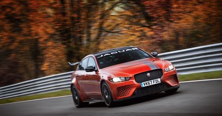 Dwa razy więcej drzwi i ponad dwukrotnie szybciej. Jaguar zmiażdżył czas Trabanta na 'Ringu