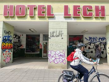 Dawny hotel zaczyna straszyć w centrum Poznania. Hotel Lech nie działa od 6 lat i szpeci otoczenie, które odnowiono za miliony złotych
