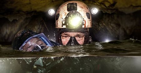 "Ocaleni": 18 dni w zalanym piekle. Ta historia wydarzyła się naprawdę