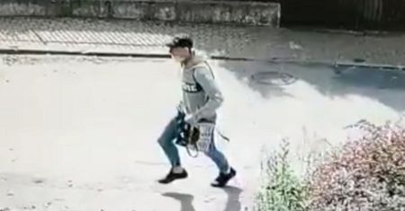 Bezduszna napaść w Warszawie. Pobił 87-latkę. Policja pokazuje zdjęcia