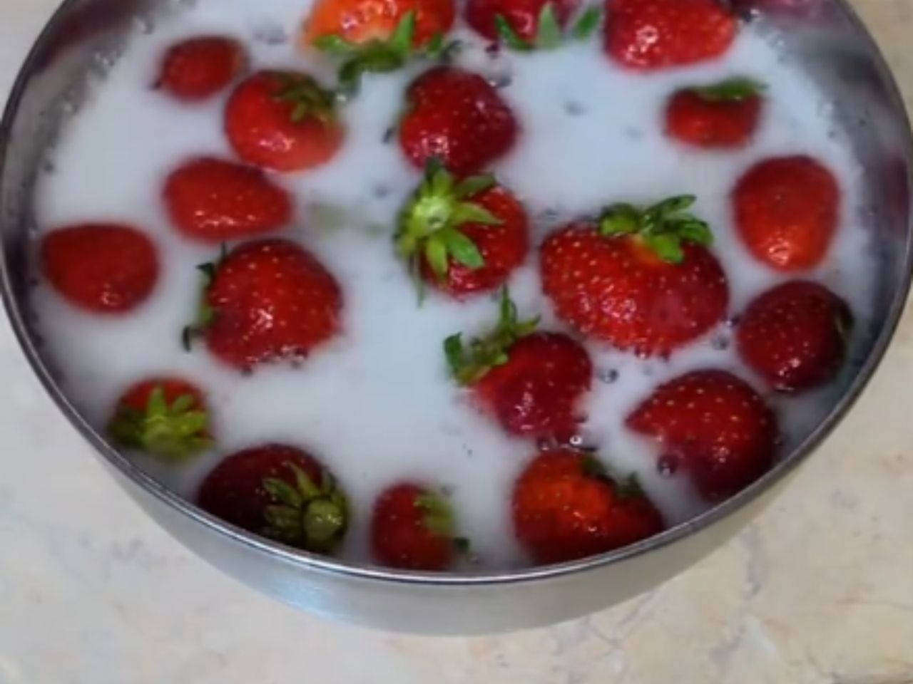 Myj truskawki tylko tak. "Wyżre" brud i pestycydy