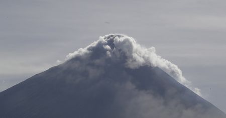 Erupcja wulkanu Mayon. Tysiące ewakuowanych, a turyści robią zdjęcia