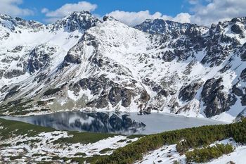 Ślisko i niebezpiecznie w Tatrach. Ostrzeżenie dla turystów
