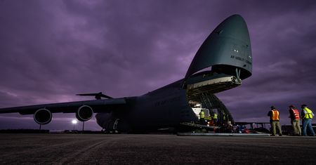 C-5 Galaxy wylądował na Azorach. To przygotowania do ataku na Iran?