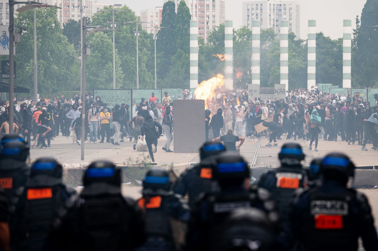 Demonstracje w Paryżu po zastrzeleniu przez policję 17-letniego Francuza pochodzenia algierskiego i marokańskiego, Nahela Merzouka