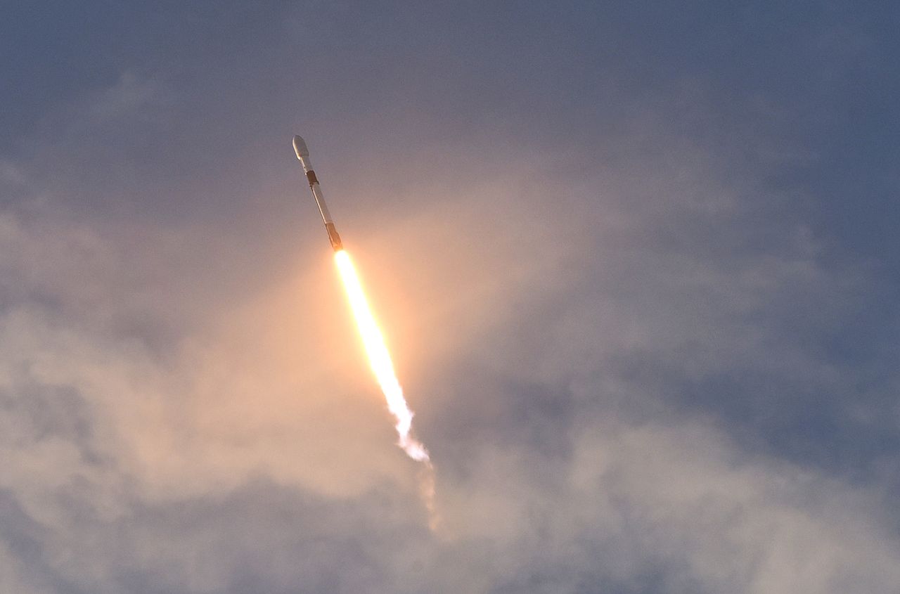 Starlink na niebie. Elon Musk wysyła na orbitę 50 satelitów - Rakieta Falcon 9