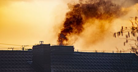 Obowiązkowy spis pieców i kominków. Nie warto ukrywać kopciucha, ekspert tłumaczy