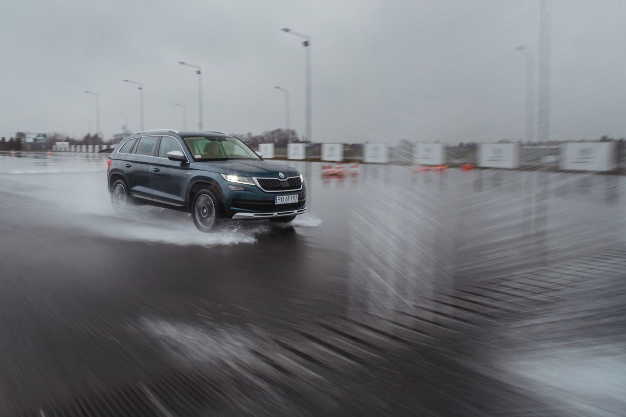 Co konkretnie daje napęd na cztery koła? Eksperyment na Autodromie Poznań