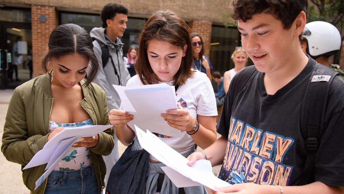 Uczniowie poznający wyniki - zdj. ilustracyjne 