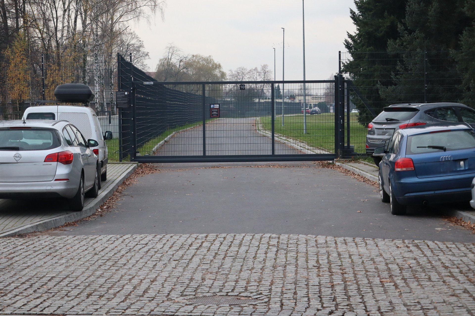 Brama zamykająca Aleję Bartoszewskiego. Gdyby była dostępna, więcej samochodów parkowałoby z drugiej strony osiedla, od strony ulicy Leszczyńskiej.