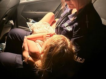 Była już prawie północ. Zauważyła 2-latkę na miejskiej imprezie
