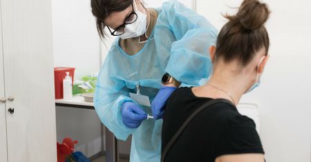 Płatne szczepienia na COVID? "To taki trik". Uszczypliwość w kierunku Dudy