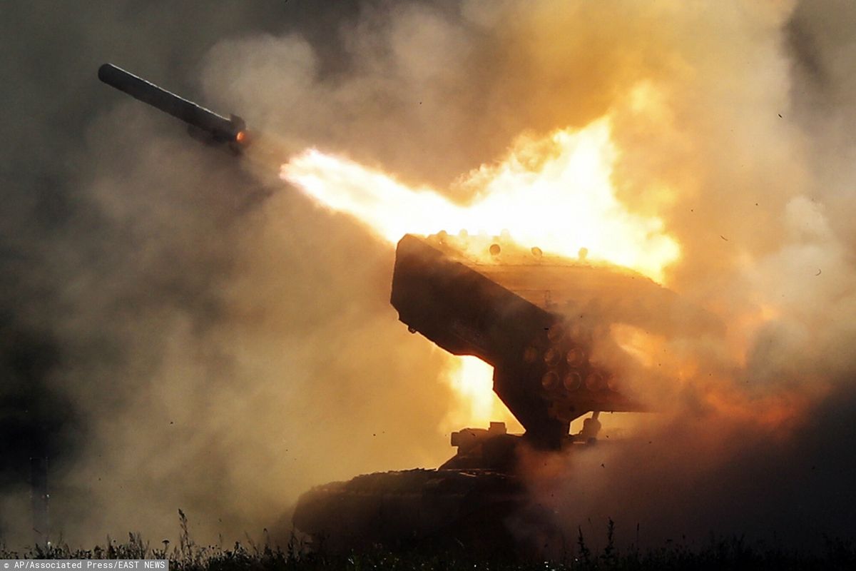 TOS-1 - przerażająca broń, która wypala ziemię do cna