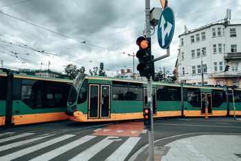 "Bulwersujące podejście". Została wyproszona z tramwaju z trójką dzieci