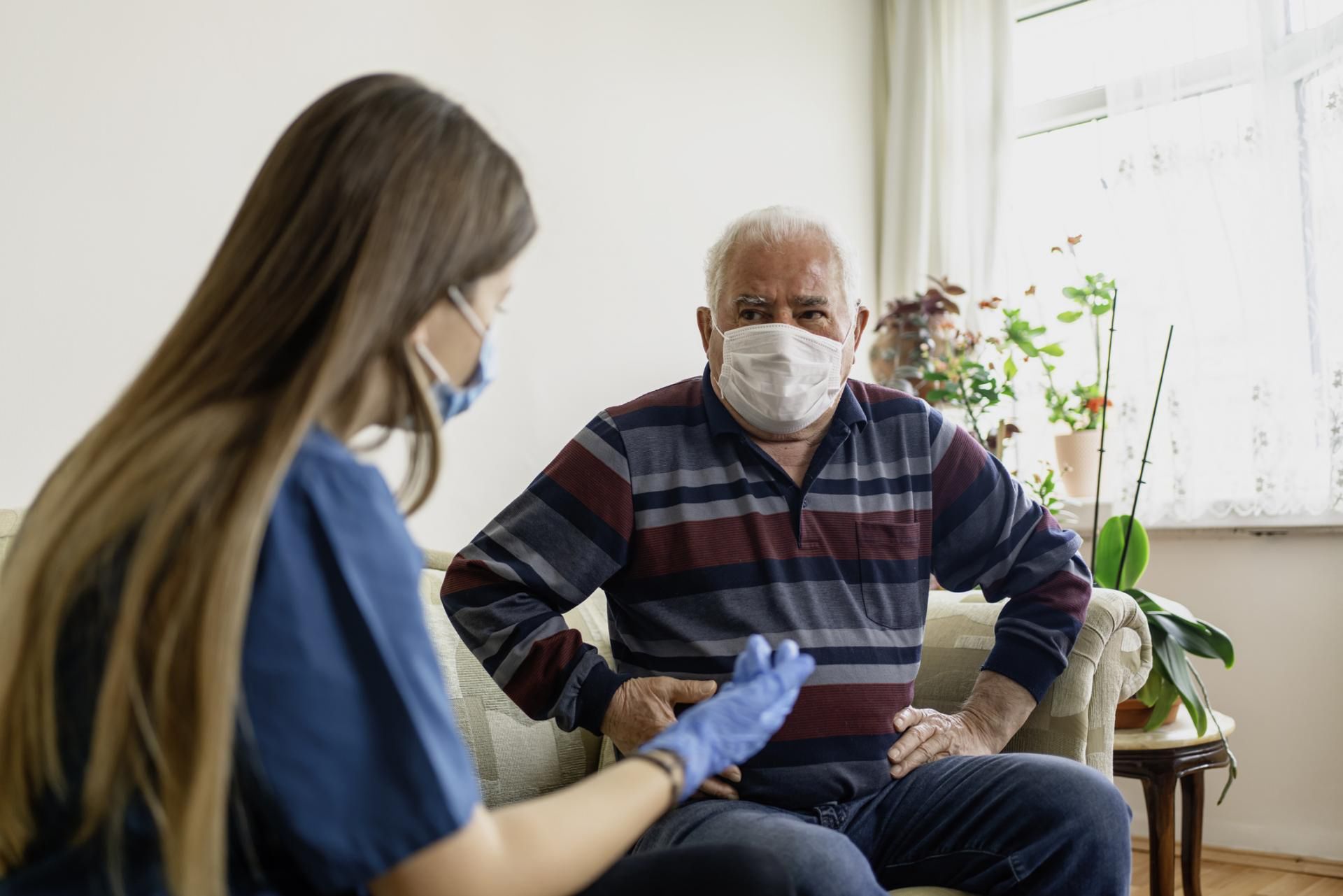 Rak jelita grubego daje objawy jelitowe, jak zaparcia czy biegunki lub ból brzucha