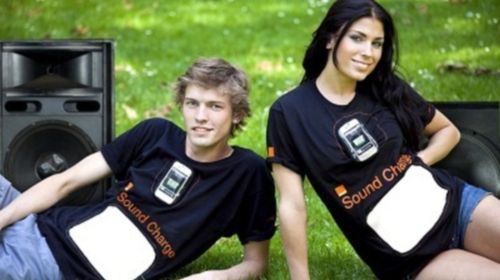 T-shirt od Orange naładuje telefony komórkowe. Jak? [wideo]