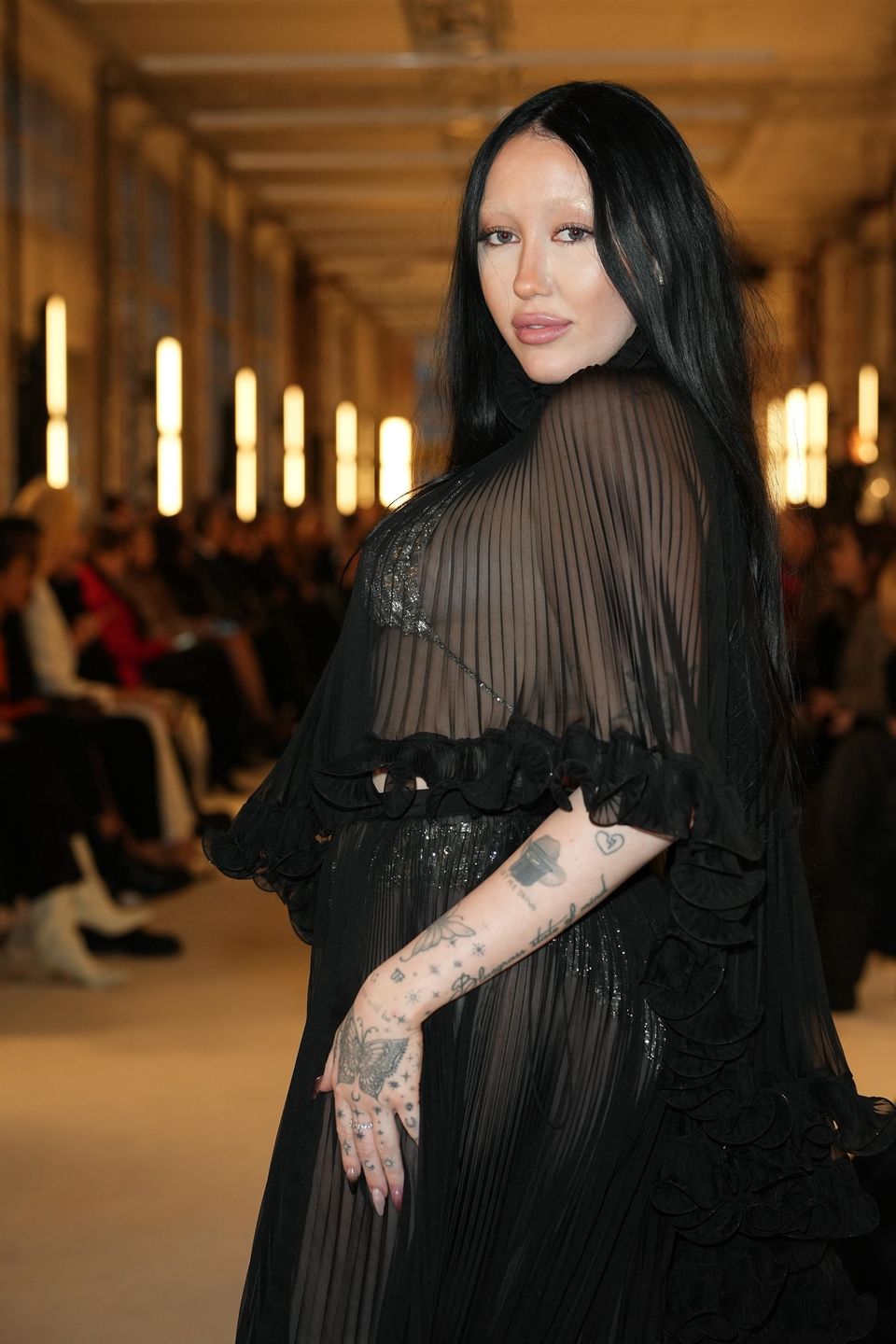 Noah Cyrus na pokazie mody w Paryżu