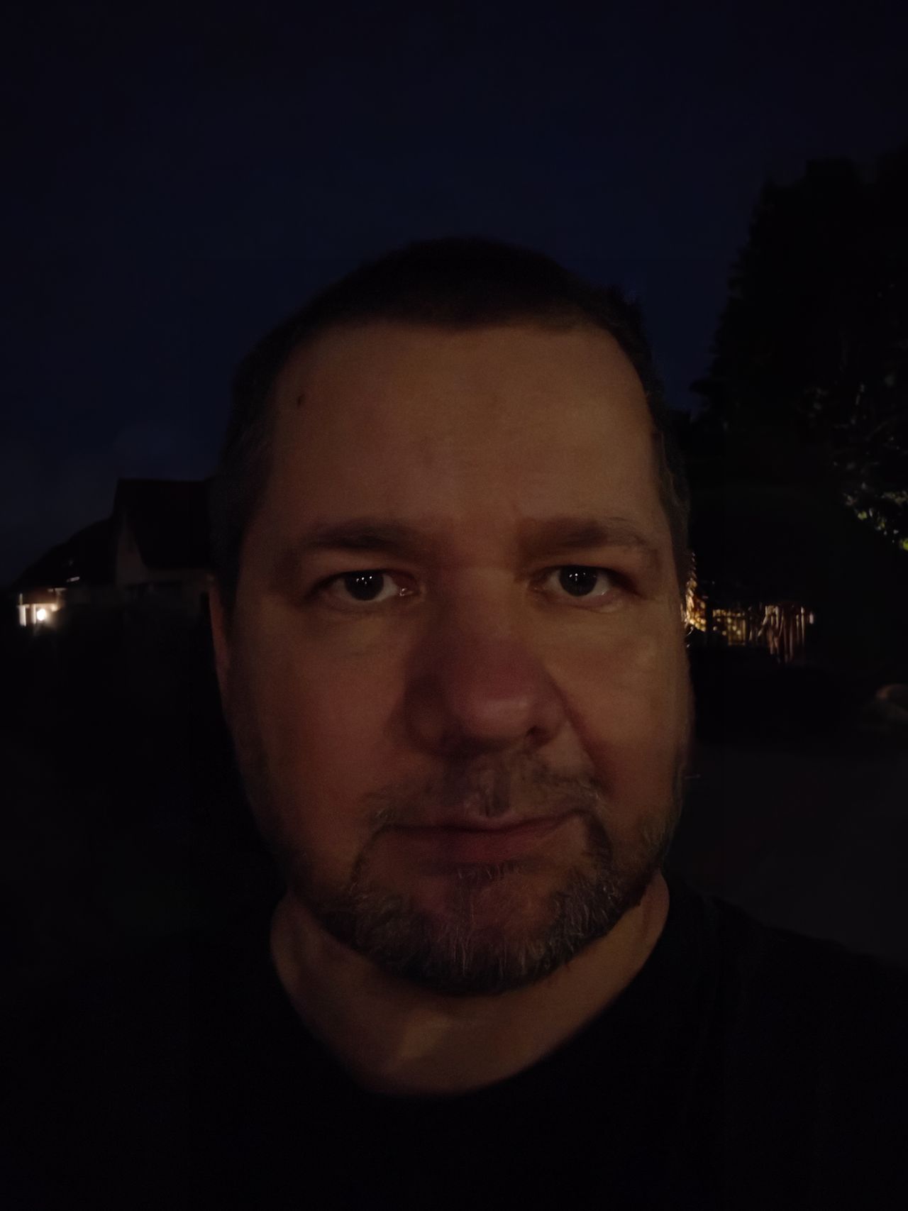 Selfie w nocy bez oświetlenia.