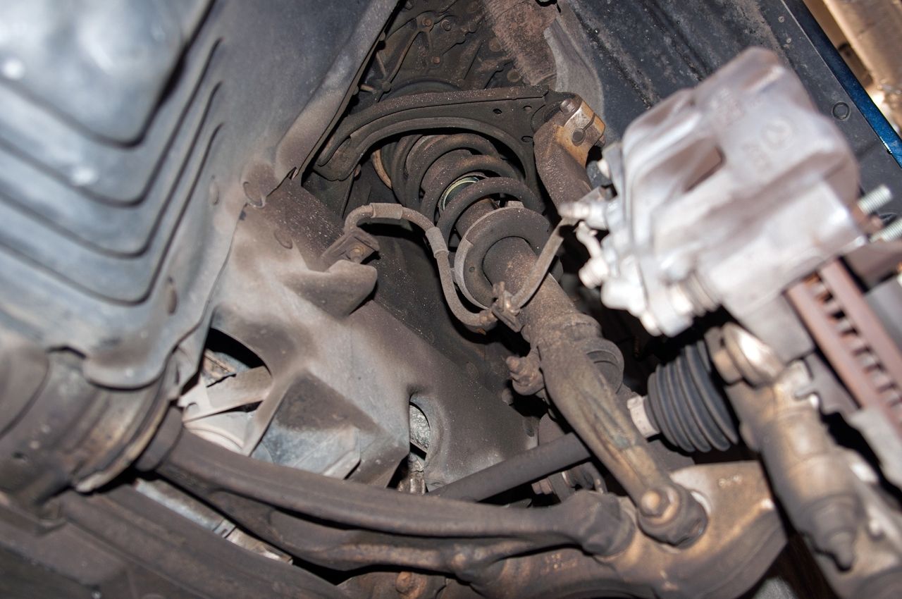 Mazda CX-60 na podnośniku, serwis, ASO