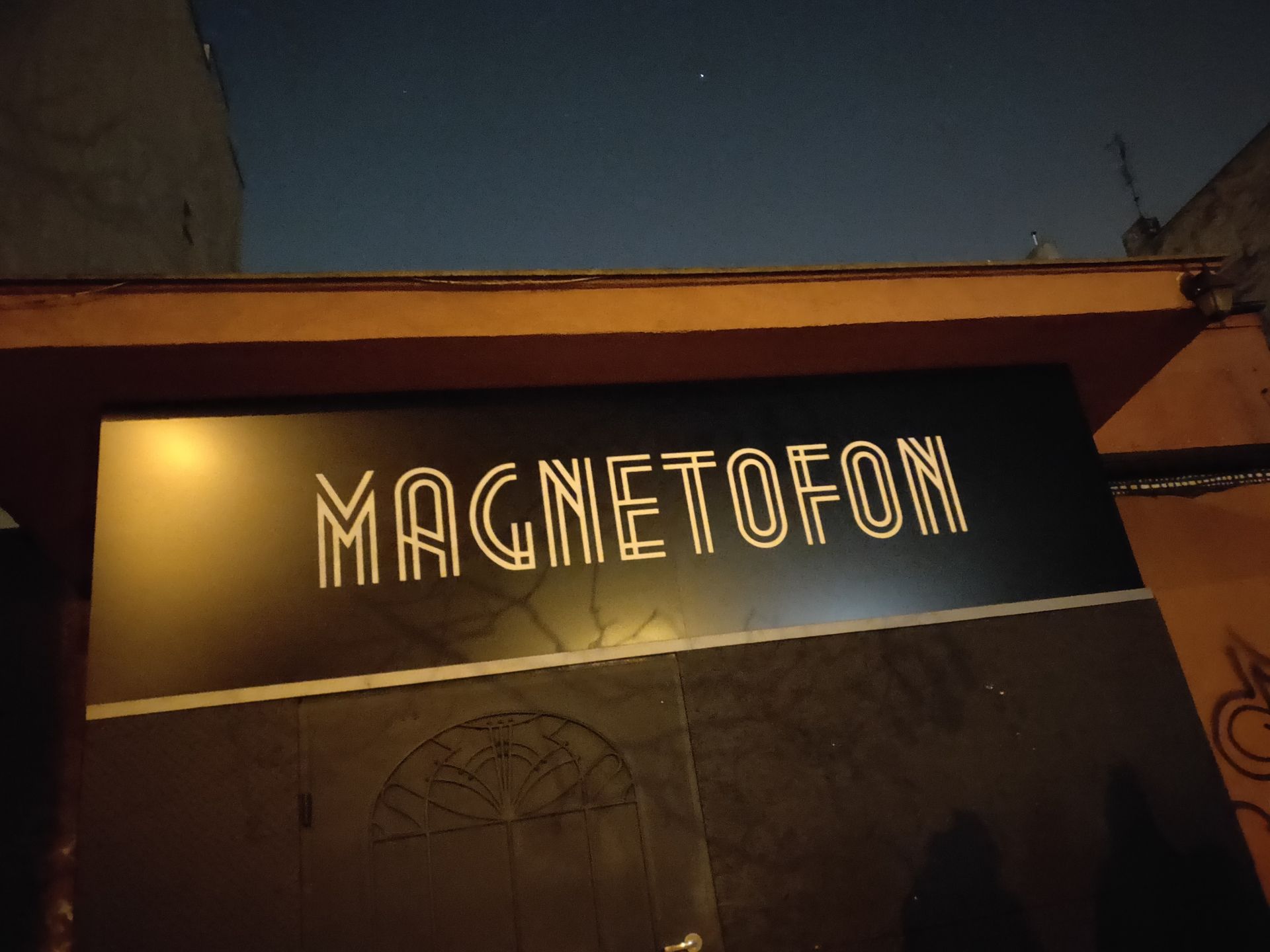 tryb nocny (ledwo było widać drzwi do klubu), f/1,5, ISO 5560, 1/4 s