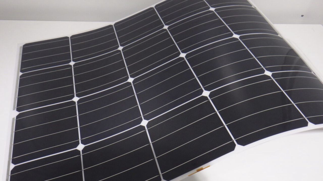 Panel solarny z warstwą PET